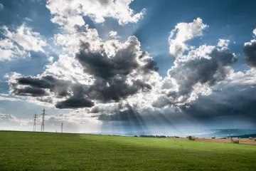 V závěru týdne se oteplí. Přijdou přeháňky i bouřky