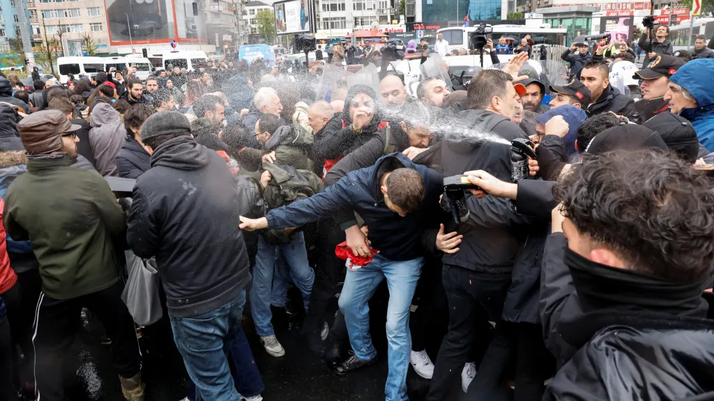 Policie používá pepřový sprej k rozehnání demonstrantů, kteří se navzdory zákazu pokoušejí pochodovat na náměstí Taksim v Istanbulu, aby oslavili Svátek práce