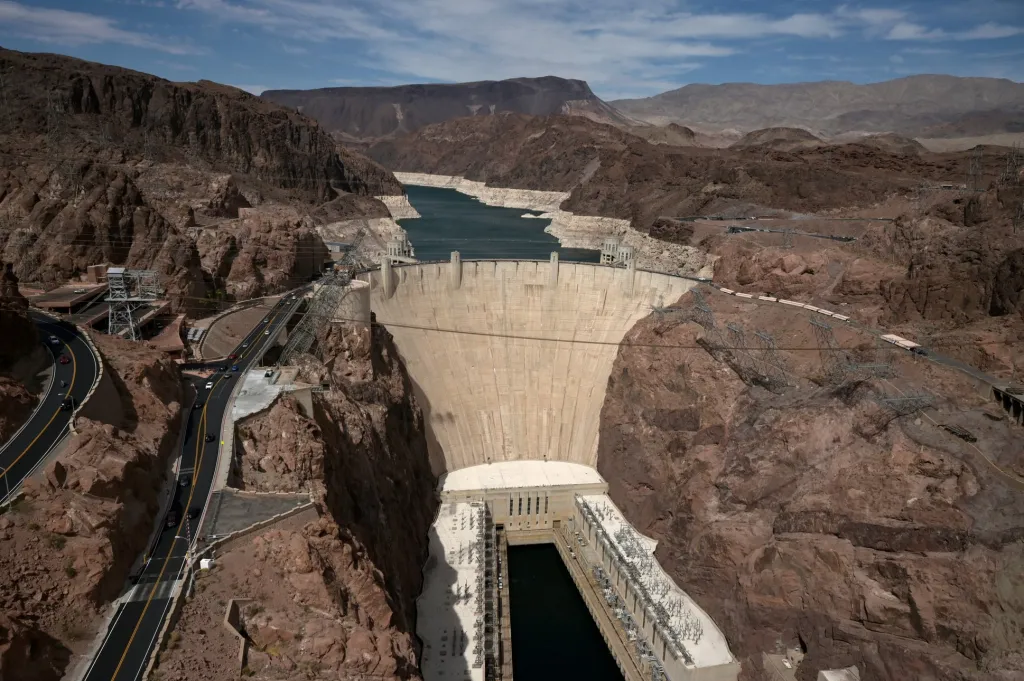 Nízká hladina vody v důsledku sucha je velmi patrná v Hooverově přehradě poblíž Las Vegas a v nádrži Oroville na západním úpatí pohoří Sierra Nevady