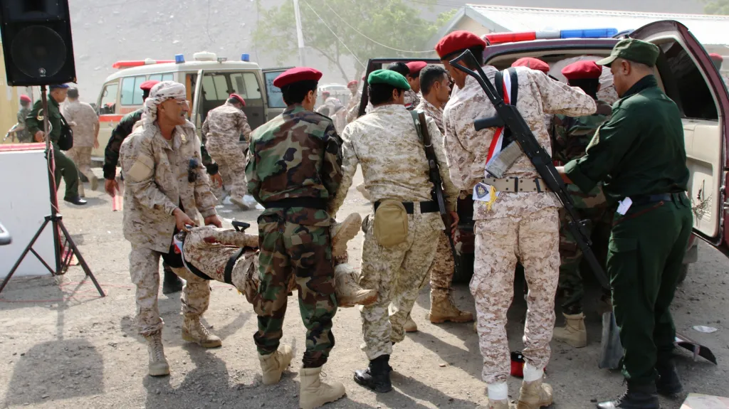 Během vojenské přehlídky v Adenu došlo k útoku