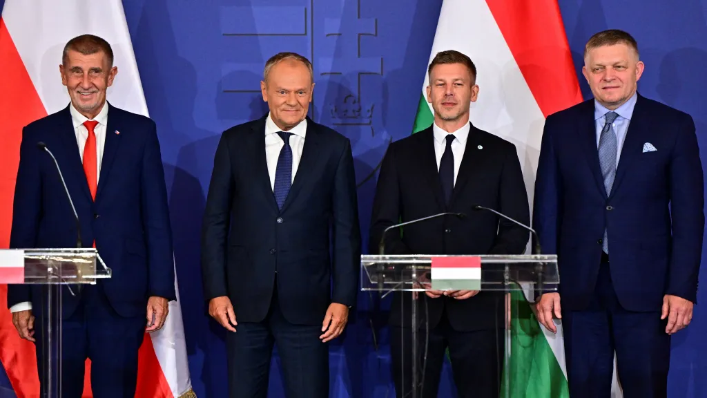 Premiéři zemí V4. Zleva český premiér Andrej Babiš, polský premiér Donald Tusk, maďarský premiér Péter Magyar a slovenský premiér Robert Fico