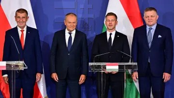 Premiéři zemí V4. Zleva český premiér Andrej Babiš, polský premiér Donald Tusk, maďarský premiér Péter Magyar a slovenský premiér Robert Fico