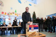V srbských volbách triumfovala strana prezidenta Vučiče. Opozice hovoří o podvodech a svolala protest