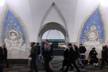 Palác proletariátu pod Moskvou slaví narozeniny. Po stovkách kilometrů vozí miliony lidí