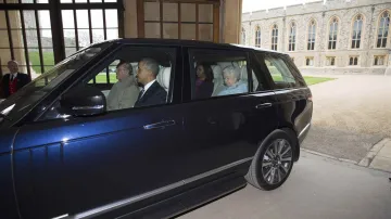 Americký prezidentský pár i královnu Alžbětu odvezl k hradu osobně princ Philip