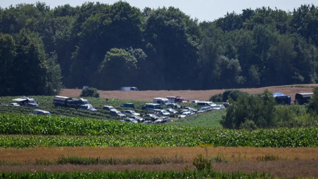 Příslušníci polské armády a záchranných složek v blízkosti dopadu střely
