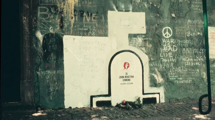 Takzvaná Lennonova zeď u pražské Kampy, někdy okolo roku 1983