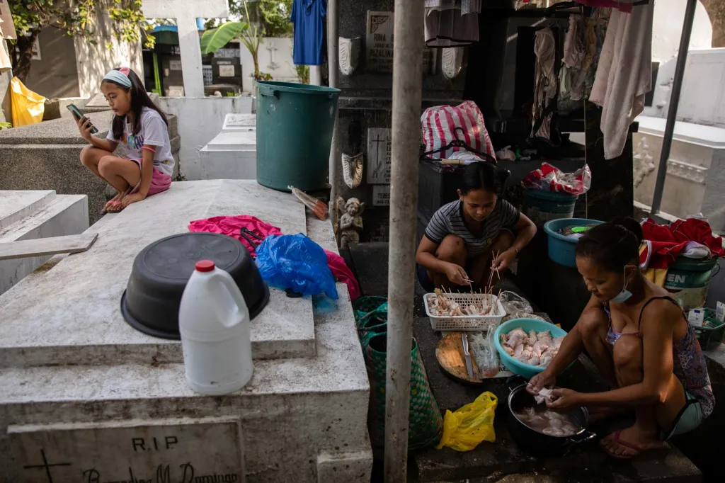 Jedenáctiletá dívka Joy De Castro z města Makati se učí na náhrobcích svých předků. Rodina má přímo v místě hřbitova postavený skromný příbytek