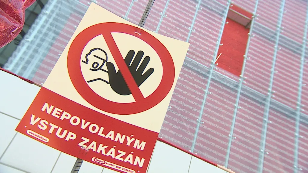 Z archivu vypadávají skleněné tabule