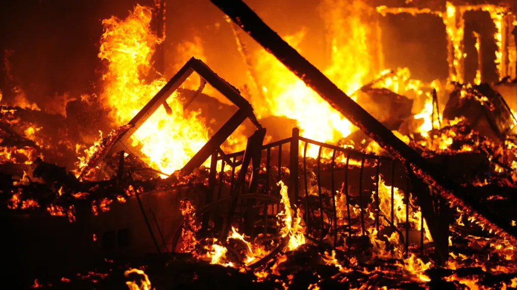 Rozsáhlý požár v kalifornském Spring Valley zničil už mnoho obydlí a ohrožuje další. Šíří se suchým lesem na severu Kalifornie.