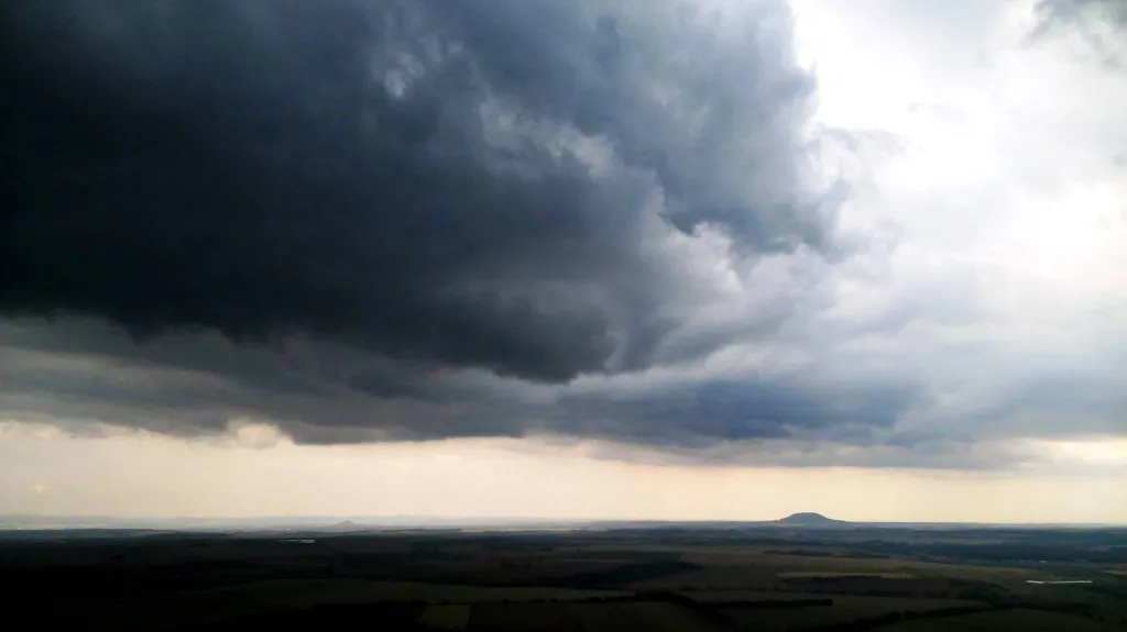 Bouřka nad Řípem