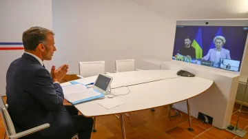 Francouzský prezident Emmanuel Macron, ukrajinský prezident Volodymyr Zelenskyj a předsedkyně Evropské komise Ursula von der Leyenová během videokonference koalice ochotných