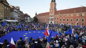 Poláci po celé zemi přišli demonstrovat na podporu členství v EU