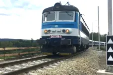Znovu a lépe. Vlaky se vrátily na trať u Mariánských Lázní poničenou vykolejením