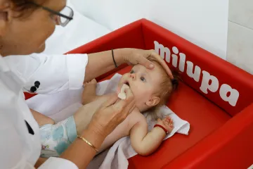 Děti napadá agresivní zápal plic. Invazivní bakterie a viry prolamují očkování