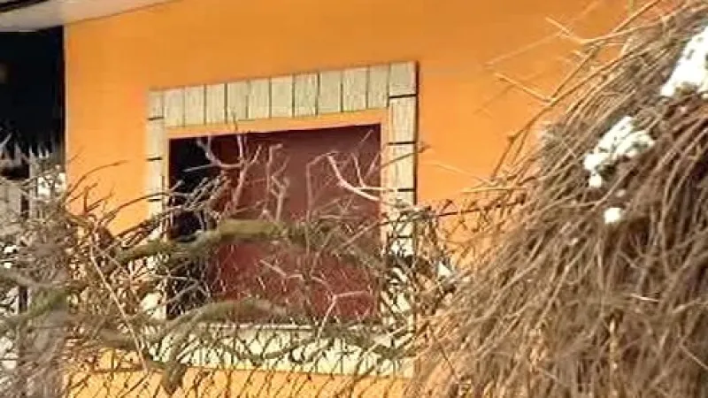 Do tohoto domu v osadě Bedřiška v Ostravě hodil neznámý útočník zápalnou lahev.