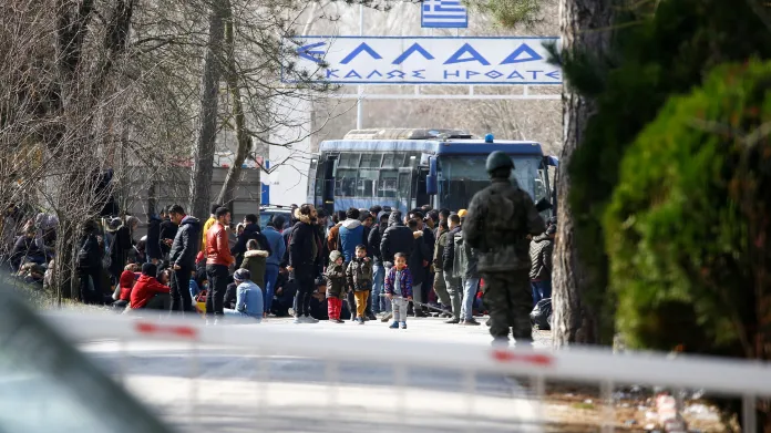 Běženci se shromažďují na turecko-řecké hranici