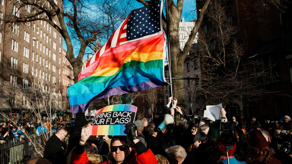 Newyorčané vrátili duhovou vlajku na Národní památník Stonewall