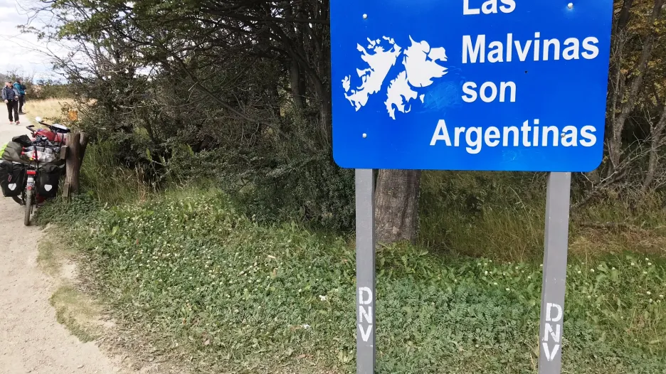 Cedule v Národním parku Tierra del Fuego, která zmiňuje argentinské vlastnictví Malvín