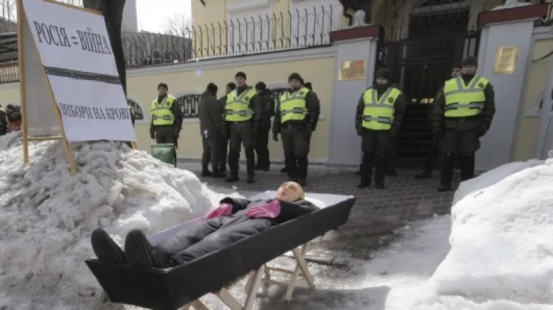 Před ruskou ambasádou v Kyjevě se objevila rakev s figurínou Putina. Podle agentury Reuters jde o akci ukrajinských nacionalistů,  Autor: Stanislav Belousov,  Zdroj: Reuters