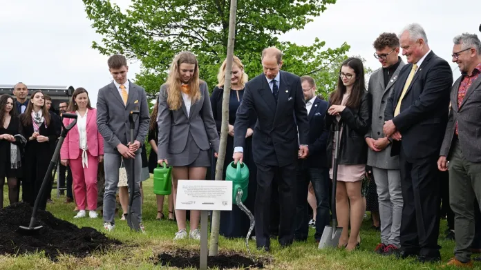 Princ Edward zasadil poslední strom v Aleji prince Philipa
