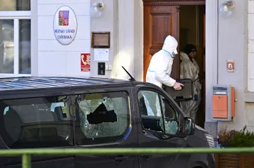 Při střelbě v Chřibské na Děčínsku zemřel muž, šest lidí je zraněných