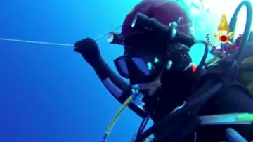 Záchranné práce potápěčů u ostrova Lampedusa