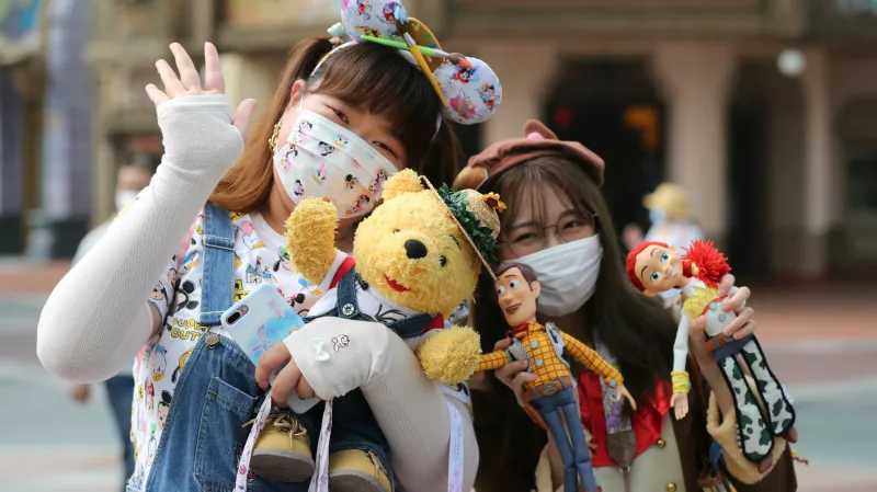 V Šanghaji znovuotevřeli zábavní park Disneyland. Vyprodáno je na několik dní dopředu