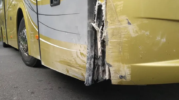 Linkový autobus, jehož řízení převzal cestující poté, co řidič omdlel