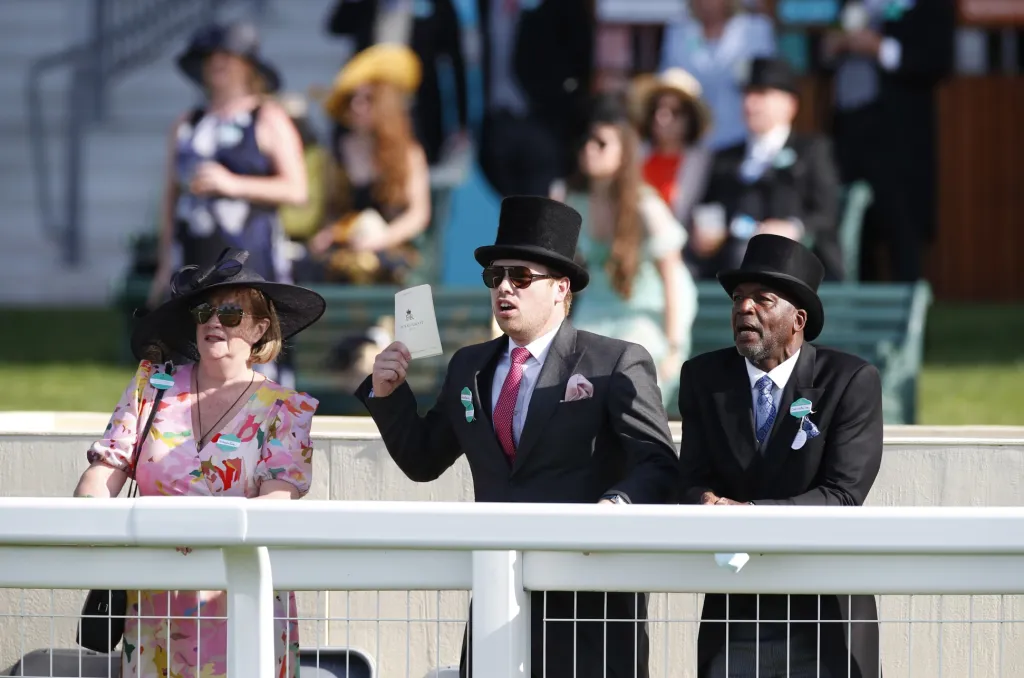Během zahajovacího dne koňských dostihů Royal Ascot dorazila tradičně i královská rodina