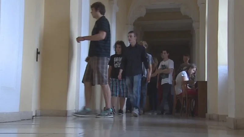 Gymnázium je se zdravotnickou školou propojené chodbami