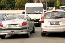 V Chocni chybí parkování u školy, petici už podepsalo tisíc lidí 