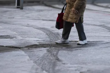 Mráz a led komplikují pohyb chodců ve městech. Přibývá úrazů