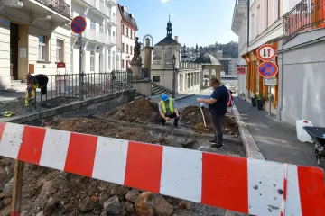 Řidiči ve Varech se snaží výsuvné sloupky překonávat. Jejich funkci ale radnice chválí
