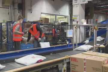 Vánoční nákupy vrcholí. Doručení až domů ale už kurýři nestíhají