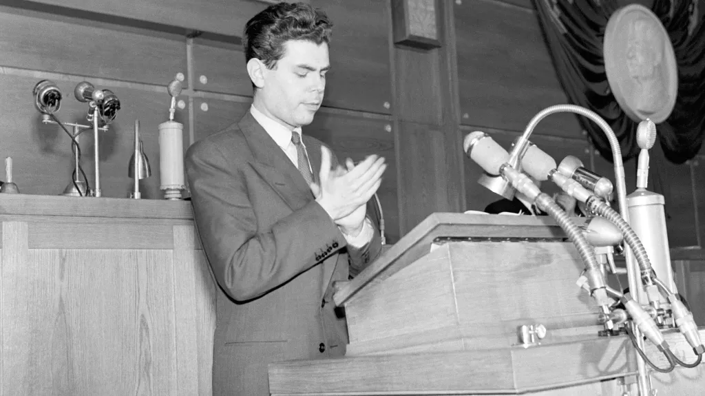 Jiří Pelikán při projevu na zasedání Národního shromáždění v roce 1953