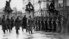 Adolf Hitler na Pražském hradě při přehlídce čestné jednotky, 16. března 1939