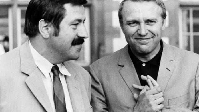 Pavel Kohout (vpravo) při setkání s německým spisovatelem Günterem Grassem (1968)