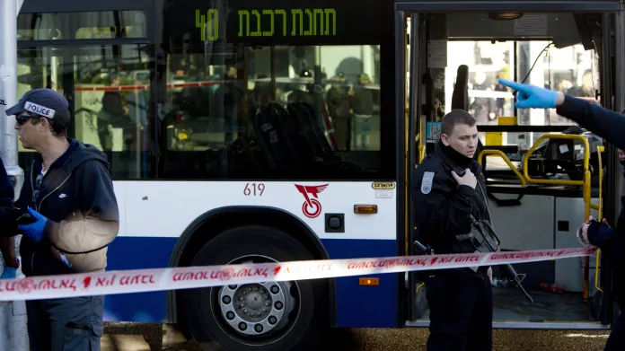 Izraelští policisté na místě útoku v Tel Avivu