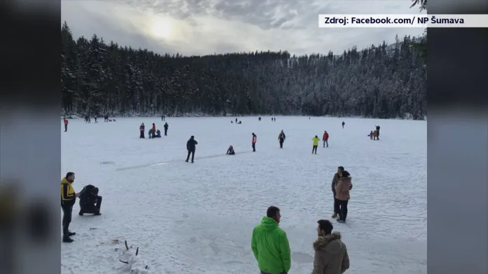 Turisté na zamrzlém Čertově jezeře na Šumavě