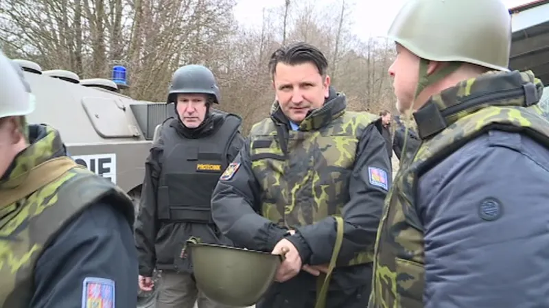 Policejní prezident Tomáš Tuhý (uprostřed) ve Vrběticích