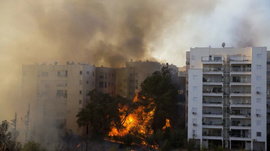 Požár zasáhl obytné čtvrti v Haifě