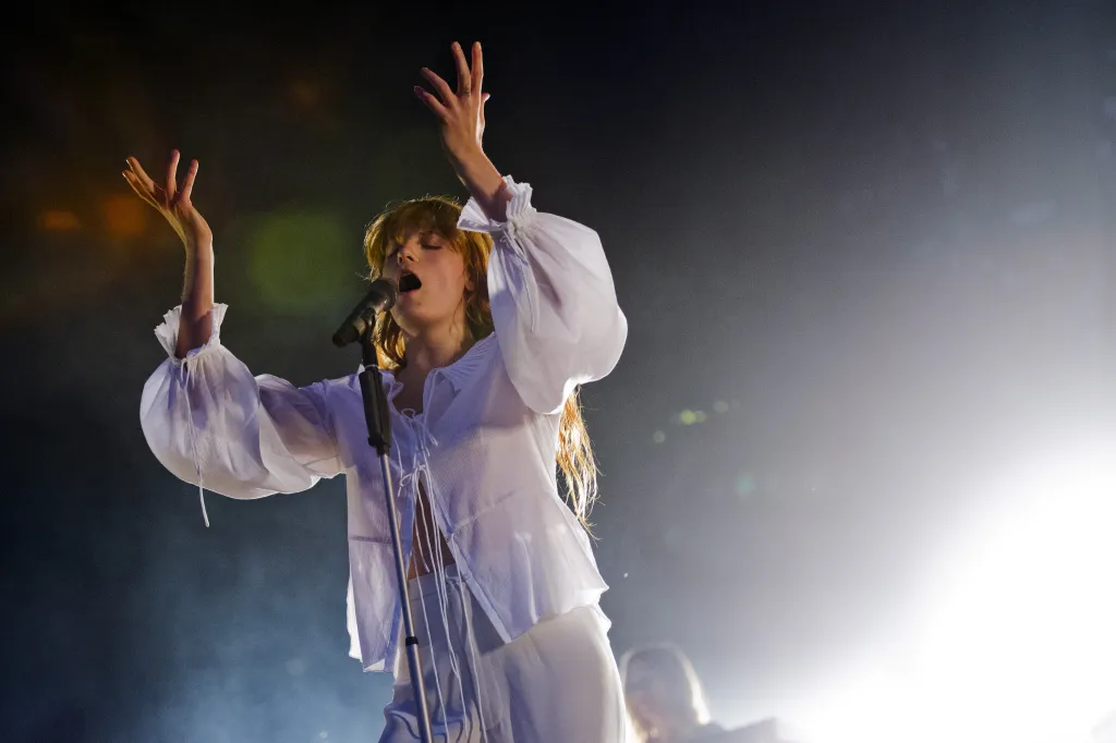 Britské uskupení Florence and The Machine vystoupí 5. března v Praze. Skupina, za níž stojí Florence Welchová, představí kromě hitů i novou desku Everybody Screams. Album odráží její zotavování po mimoděložním těhotenství, což ji přivedlo na cestu mystiky a zkoumání limitů těla
