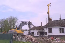 V Dluhonicích začalo bourání domů v trase dálnice D1 u Přerova