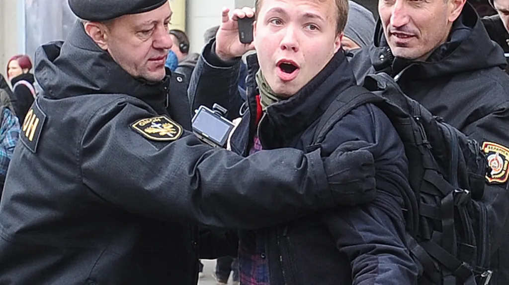 Běloruští policisté odvádějí účastníka protestu proti sobotnímu zásahu
