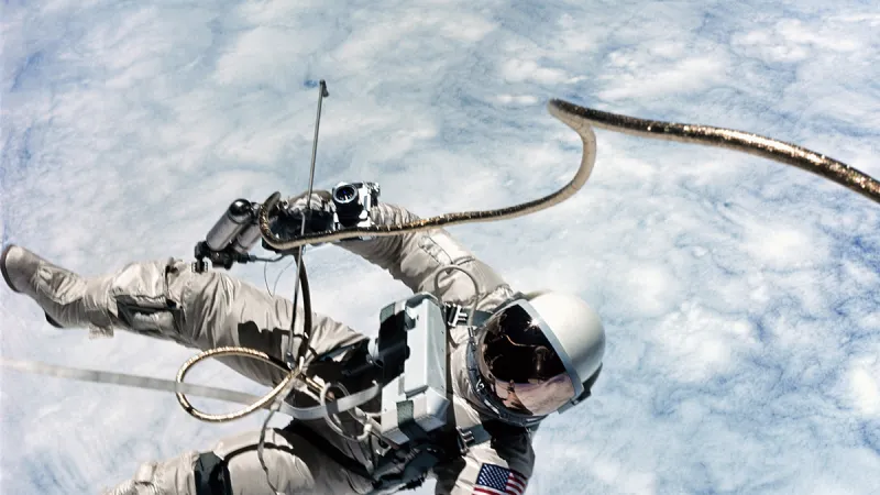Remasterovaná fotografie vesmírné procházky mise Apollo