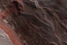 NASA vyfotila obří lavinu na Marsu, uvolnil ji tající led