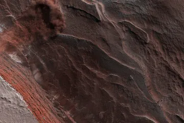 NASA vyfotila obří lavinu na Marsu, uvolnil ji tající led