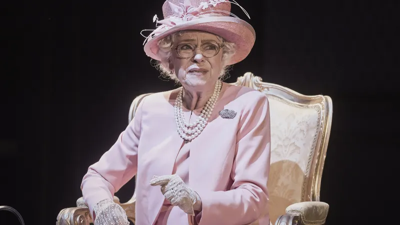 Iva Janžurová jako královna Alžběta II. v inscenaci Audience u královny ve Stavovském divadle