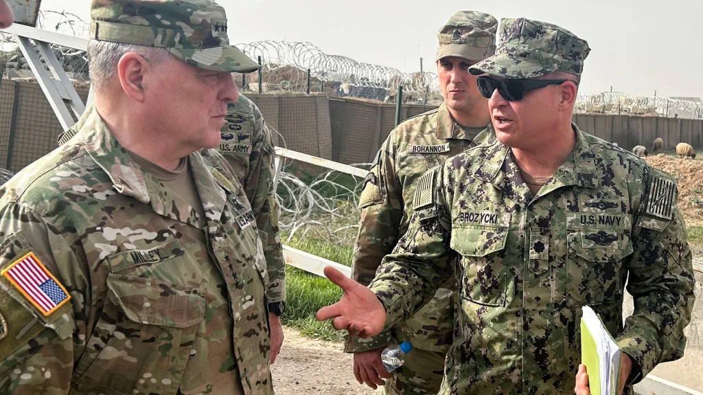 Předseda sboru náčelníků štábů Mark Milley na americké základně v Sýrii na začátku března 2023